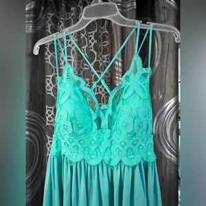 Zenana 2xl(fits like 1 XL) halter top strapped with built in cups